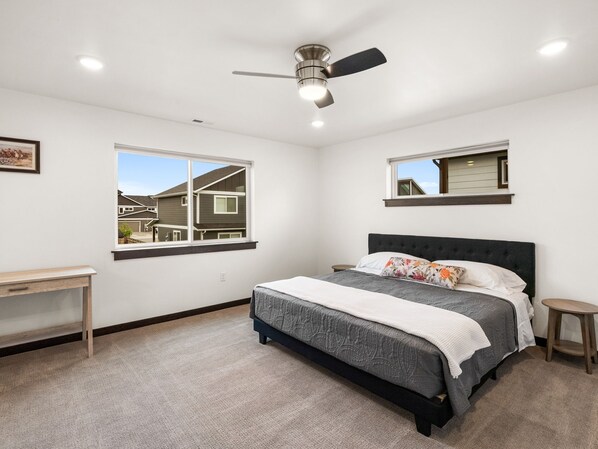 3 chambres, bureau, fer et planche à repasser, lit parapluie