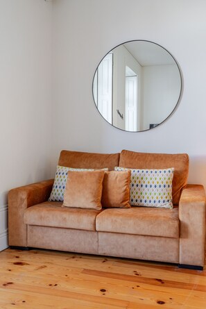 TV - Oporto D. João IV by Hopstays | City Center and Balcony (Oporto)