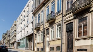 En række historiske bygninger med store vinduer og dekorative balkoner.