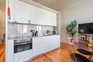 Fridge, microwave, oven, coffee/tea maker