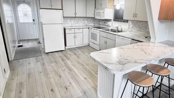 Micro-ondes, four, plaque de cuisson, lave-vaisselle