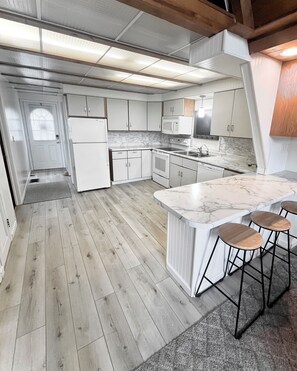 Mikroaaltouuni, uuni, liesi, astianpesukone