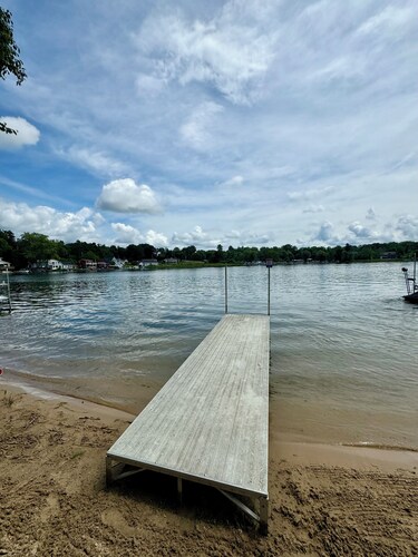 AllSports lakefront cottage. 3 bedrooms, 2 baths, private beach, yard and deck