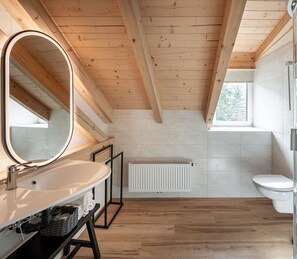 Studio Deluxe, vue ville | Salle de bain | Douche, articles de toilette gratuits, sèche-cheveux