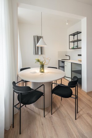 Superior Apart Daire, 1 Yatak Odası, Sigara İçilmez, Şehir Manzaralı | Özel küçük mutfak | Mini buzdolabı, mikrodalga fırın, espresso kahve makinesi 