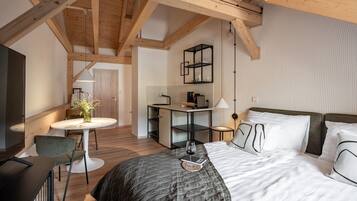Un dormitorio moderno con una cama grande, un escritorio y una silla.
