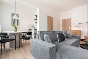 高級公寓, 1 間臥室, 非吸煙房, 城市景觀 | 高級寢具、書桌、免費無線上網、床單