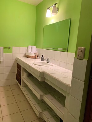 Dutxa, tovalloles, sabó i paper higiènic