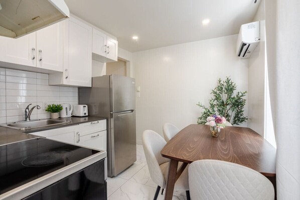 Jääkaappi, mikroaaltouuni, uuni, liesi