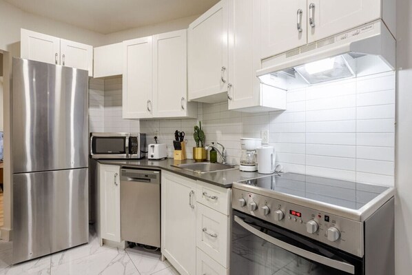 Refrigerador, microondas, horno, placa de cocina