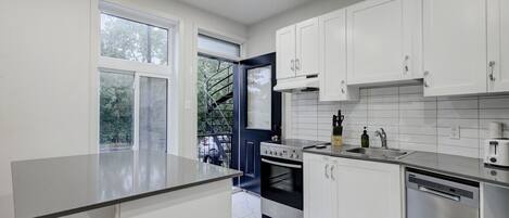 ثلاجة، ميكروويف، فرن، موقد طهي مسطح