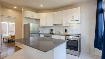 Een koelkast, een microgolfoven, een oven, een kookplaat