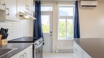 Een koelkast, een microgolfoven, een oven, een kookplaat