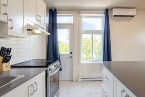 Een koelkast, een microgolfoven, een oven, een kookplaat