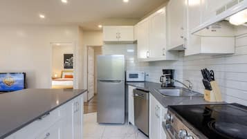 Een koelkast, een microgolfoven, een oven, een kookplaat