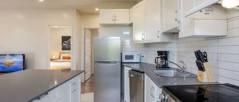 Geladeira, micro-ondas, fogão, cooktop