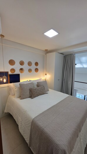 Alloggio Deluxe su due livelli, vista piscina | Postazione laptop, tende oscuranti, Wi-Fi gratuito