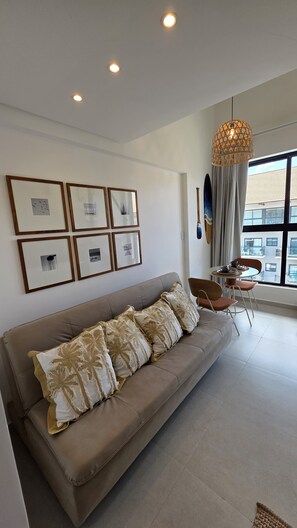 Alloggio Deluxe su due livelli, vista piscina | Area soggiorno