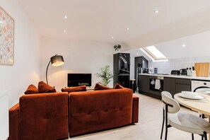 TV, books - Stunning Sky view 2 BR Flat - Free WIFI, Parking (Harehills)