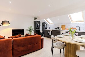 Interior - Stunning Sky view 2 BR Flat - Free WIFI, Parking (Harehills)