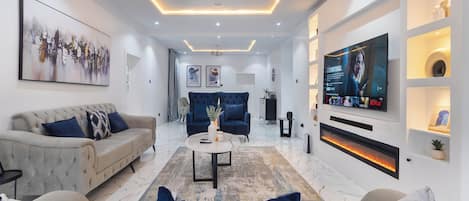 Smart TV, fireplace