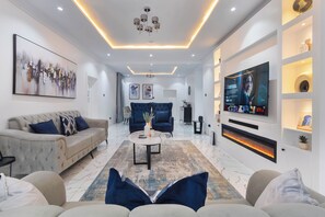 Smart TV, fireplace