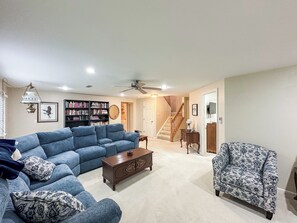 Smart TV, fireplace, DVD player, books - Welcome to Your Home Away From Home (Florence)