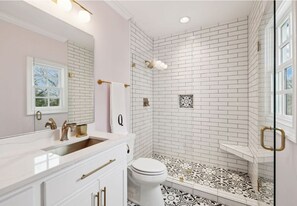 Shower, towels, soap, toilet paper - Just Pretend Mansion is a modern recreation of Elvis Presley’s Graceland mansion (Beechgrove)