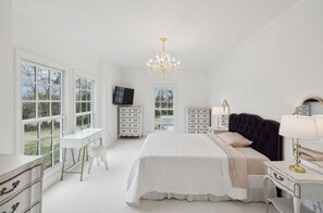 4 bedrooms, iron/ironing board, WiFi, bed sheets - Just Pretend Mansion is a modern recreation of Elvis Presley’s Graceland mansion (Beechgrove)