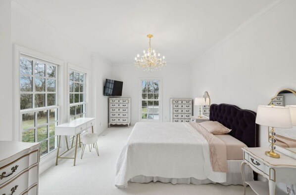 4 bedrooms, iron/ironing board, WiFi, bed sheets