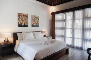 2 bedrooms, desk, WiFi, bed sheets