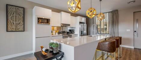 Een koelkast, een microgolfoven, een oven, een kookplaat