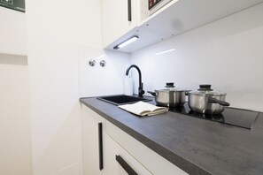 Kühlschrank, Mikrowelle, Wasserkocher mit Kaffee-/Teezubehör