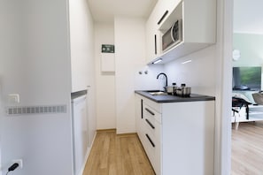 Kühlschrank, Mikrowelle, Wasserkocher mit Kaffee-/Teezubehör