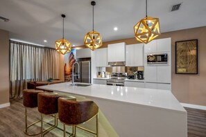 Geladeira, micro-ondas, fogão, cooktop