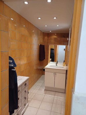 Shower, towels