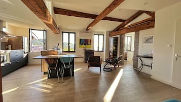 Deluxe Penthouse, River View | Living area