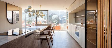 Réfrigérateur, micro-ondes, plaque de cuisson, cafetière/bouilloire