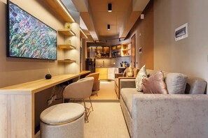 Smart-TV, bøker og stereoanlegg