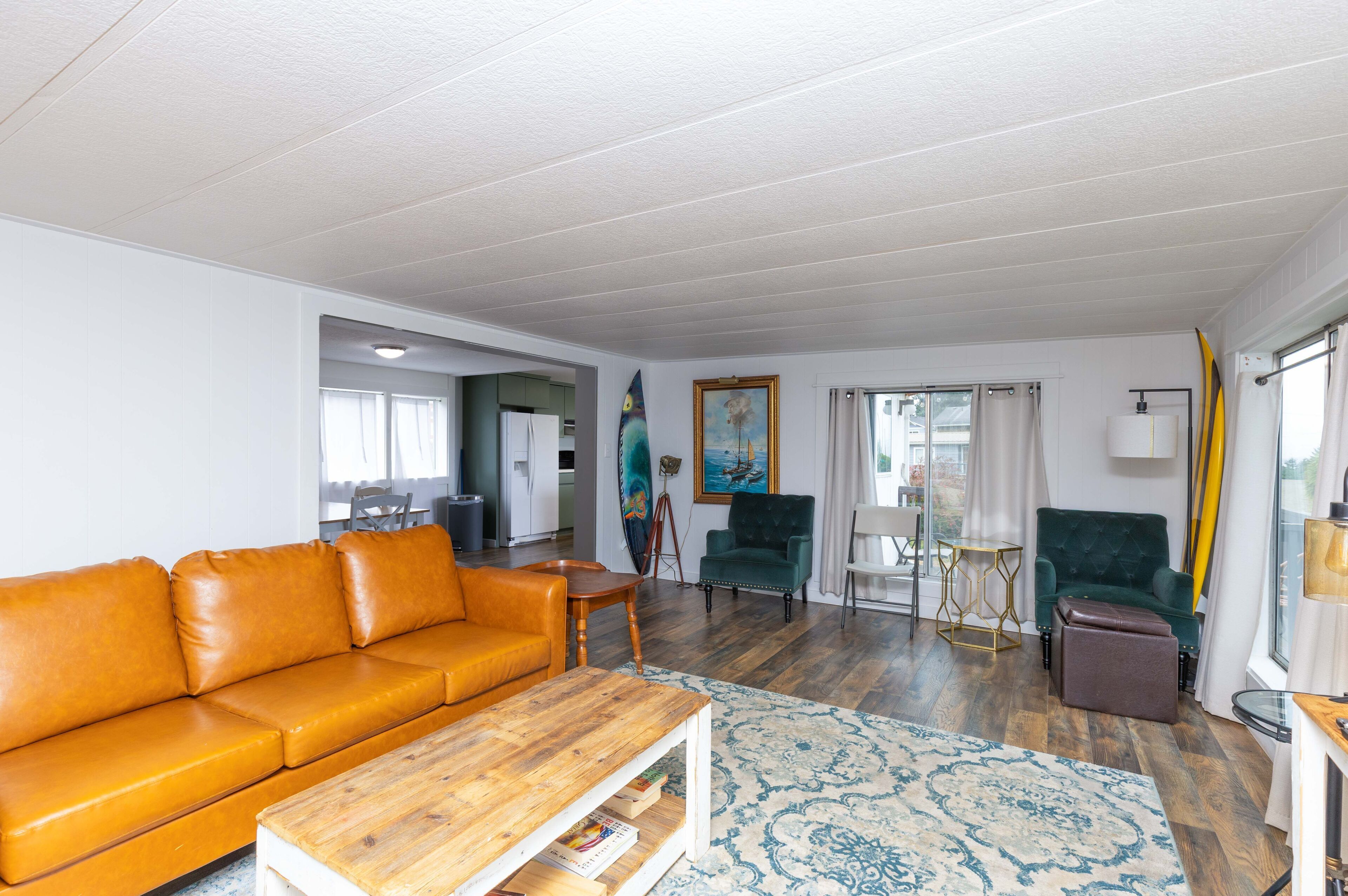 TV, peis, bøker og kontorer