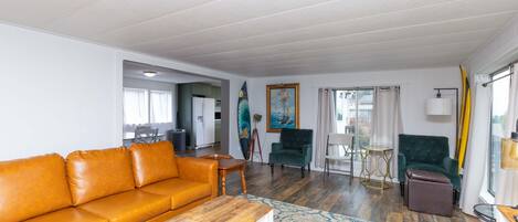 Televisión, chimenea, libros y oficina