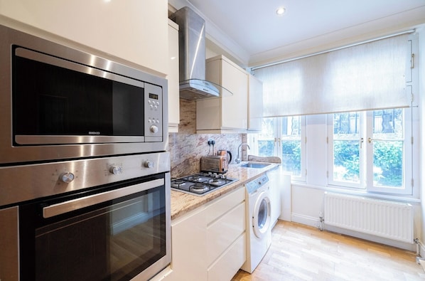 Appartement | Cuisine privée | Réfrigérateur, micro-ondes, four, plaque de cuisson
