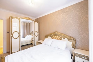 Apartment | 2 bedrooms, free WiFi, bed sheets - Chic London Apartment in Brown Hart Gardens (London)