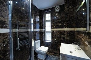 Apartament | Bany | Dutxa i tovalloles 