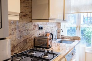 Appartement | Cuisine privée | Réfrigérateur, micro-ondes, four, plaque de cuisson