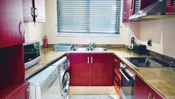 Frigorífico, microondas, horno y placa de cocina