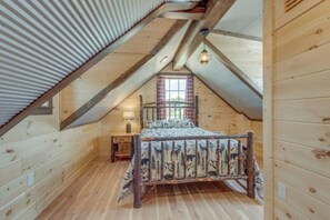 2 bedrooms, free WiFi, bed sheets - ~The Laramie~ 2-bedroom, 2 bath Log cabin near Charlotte rustic but comfortable (Cumberland Furnace)