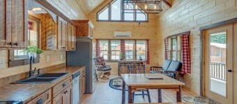 ~The Laramie~ 2-bedroom, 2 bath Log  cabin near Charlotte rustic but comfortable