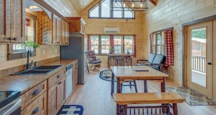 ~The Laramie~ 2-bedroom, 2 bath Log cabin near Charlotte rustic but comfortable