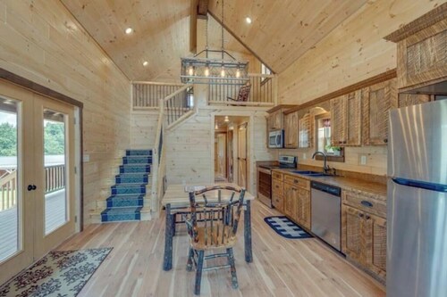~The Laramie~ 2-bedroom, 2 bath Log  cabin near Charlotte rustic but comfortable